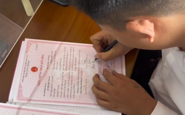 Đi đăng ký kết hôn mà vợ ký nhầm vào giấy người khác, chồng luống cuống sợ mất vợ nói không nên lời Ảnh 2