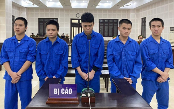 Đang yên đang lành 'nổi hứng' hôn tay bạn gái người khác, thanh niên 'rước họa' vào thân Ảnh 2