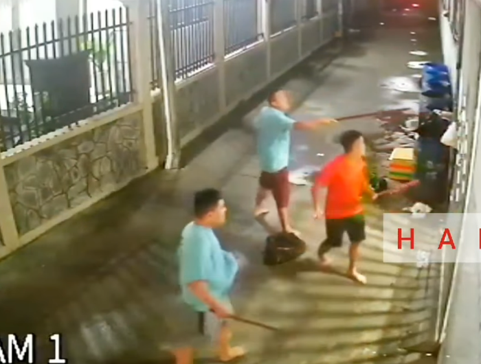 Người dân cầm gậy mai phục bắt trộm nguy hiểm đang đột nhập phía bên trong.