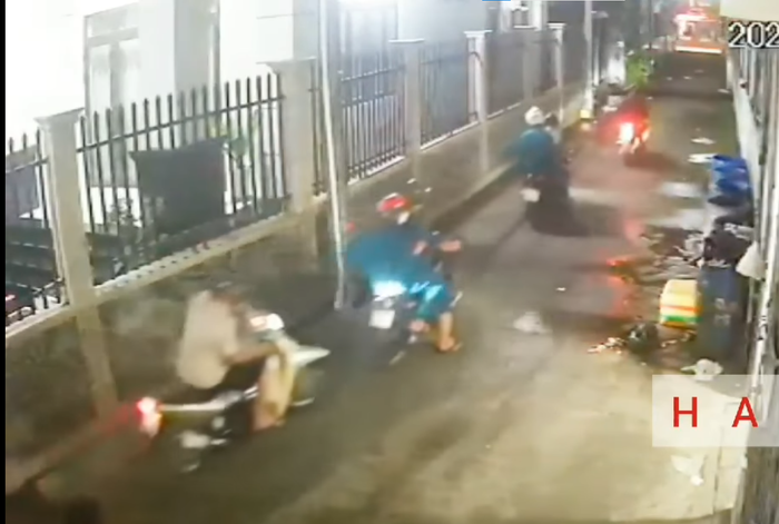 Những tên trộm bị người dân tóm gọn giao cho cơ quan chức năng chở đến đồn công an. (Ảnh chụp màn hình).