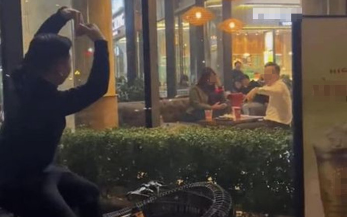 Thanh niên 'ế thâm niên' đi hẹn hò lại bị bạn bắt gặp và tình cảnh ngượng chín mặt sau đó Ảnh 2