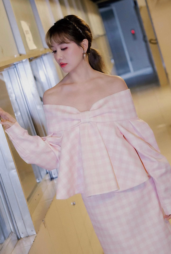 Căn bệnh này khiến nữ ca sĩ suy sụp tinh thần. Hiện tại, Hari Won bắt đầu cảm nhận được cơ mặt có tiến triển tốt nhưng sức khỏe vẫn chưa thực sự ổn định.