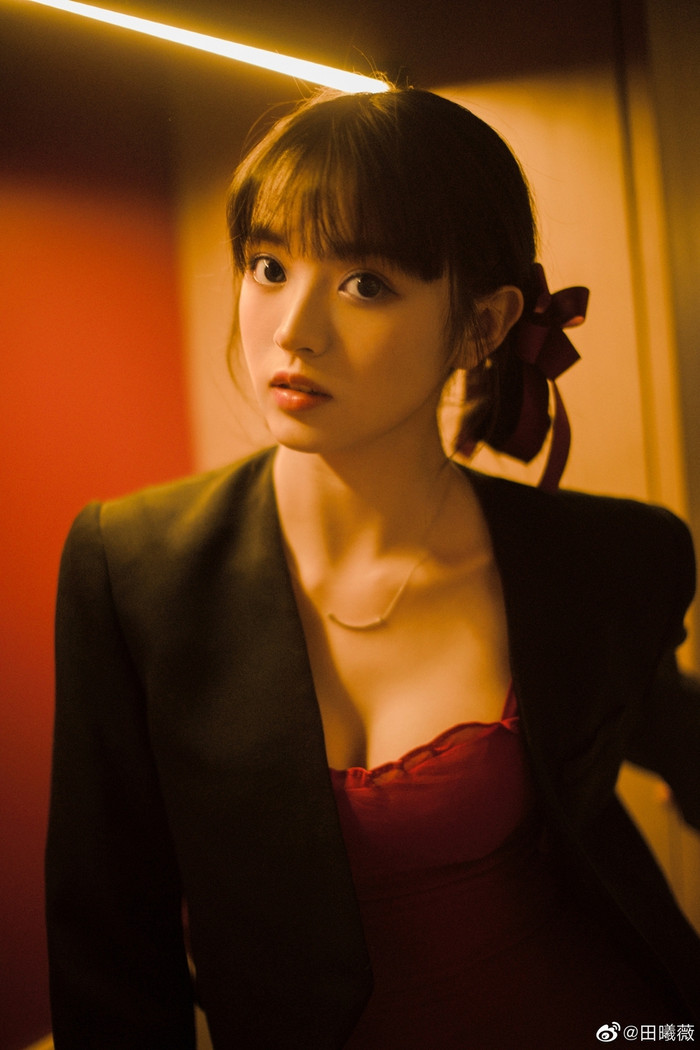 Nổi tiếng chưa được bao lâu nhưng Điền Hi Vi đã dính loạt tin đồn không tốt. 