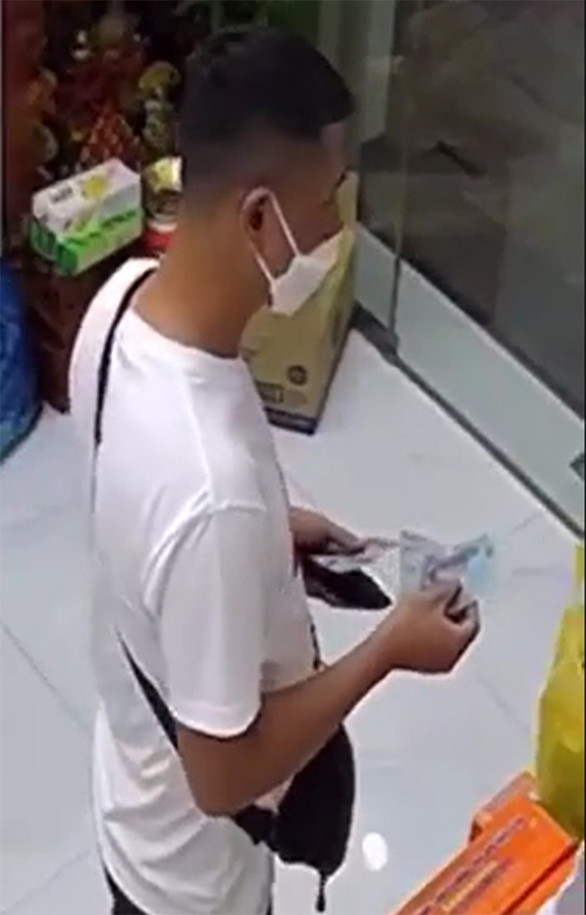 Nghi can lưu hành tiền giả được camera an ninh ghi lại