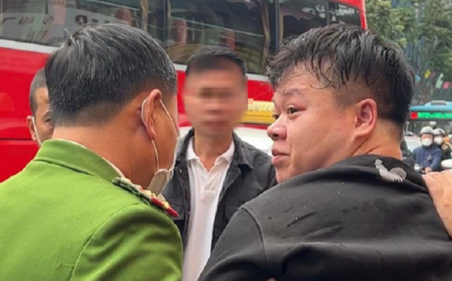 Sau va chạm giao thông, nam thanh niên dùng vật giống súng đe dọa đối phương Ảnh 2