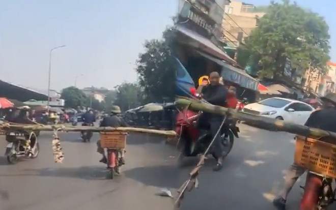 Tài xế chở cây chuối nằm vắt ngang đi ngông nghênh trên đường, khiến ai nấy 'tím mặt' khi rẽ vào ngõ chợ Ảnh 2