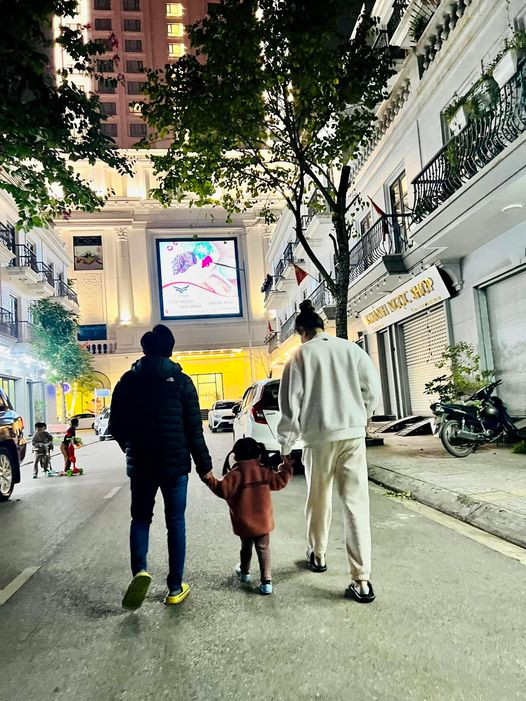 Cường Đô La khoe ảnh dắt ái nữ đi chơi cùng vợ và vui vẻ chia sẻ: 'Lạng Sơn thời tiết đẹp quá'