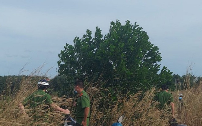 Người đàn ông tử vong trong bãi đất trống, hiện trường xuất hiện vật 'đặc biệt' Ảnh 2
