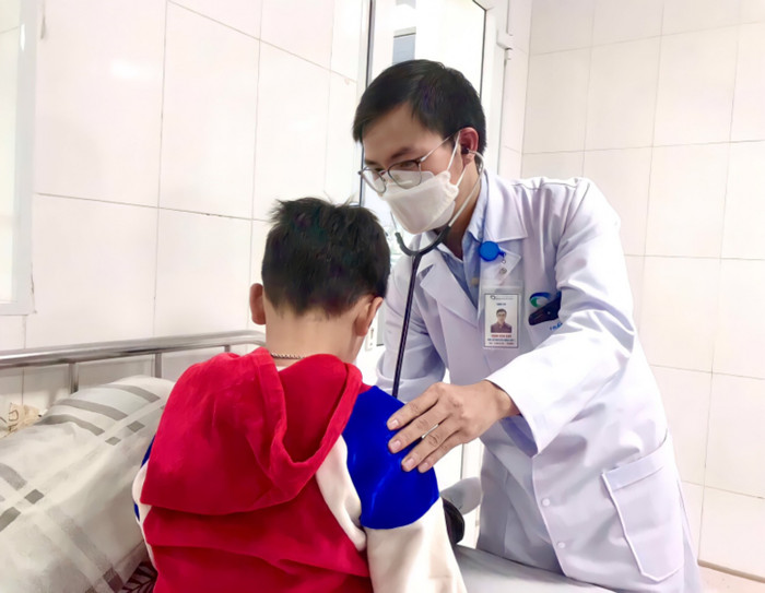 Bác sĩ chăm sóc sức khỏe cho bệnh nhi. (Ảnh: BV Bãi Cháy).