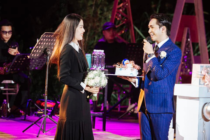 Clip: Fan lên sân khấu ra sức 'đẩy thuyền' khiến Nam Em và Bạch Công Khanh 'sượng trân' ra mặt Ảnh 3