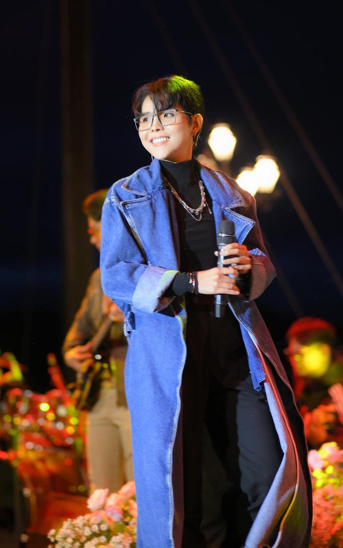 Vũ Cát Tường thực hiện hành động 'ga-lăng' dành cho khán giả nữ trong đêm nhạc khiến ai cũng trầm trồ Ảnh 1