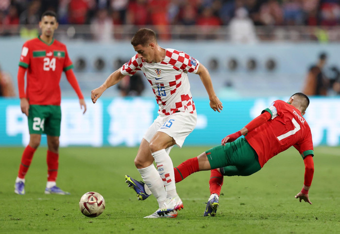 Hai đội liên tục có những pha bóng quyết liệt.