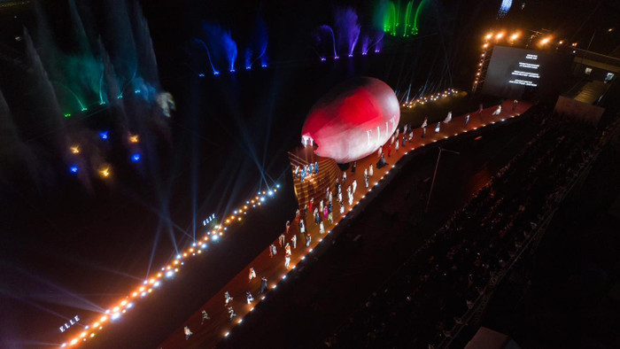 Sàn diễn dài hơn 130m mà Minh Tú đã trình diễn. 