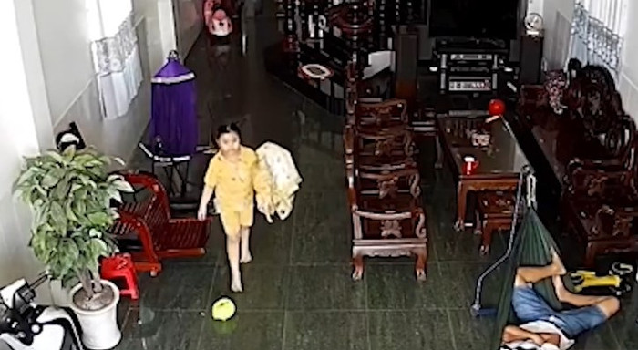 Cô bé nhanh chân chạy vào trong lấy một chiếc chăn mỏng...