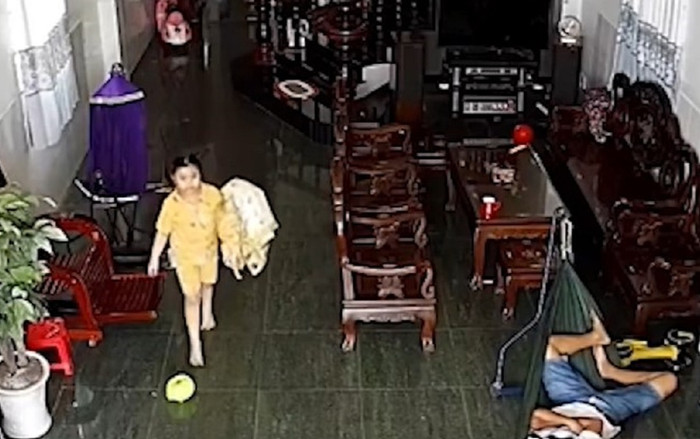 Thấy bố nằm ngủ trên võng, bé gái liền có hành động đáng yêu khiến dân mạng không ngớt lời khen Ảnh 2