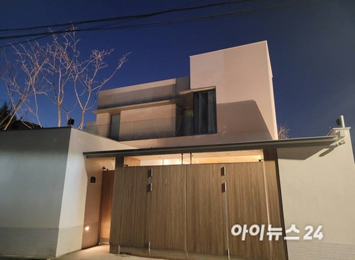 Ngôi nhà đã được nam diễn viên cải tạo lại theo phong cách hoàn toàn mới. 