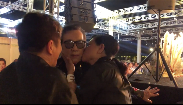 Cái hôn má của bà xã danh ca Elvis Phương.
