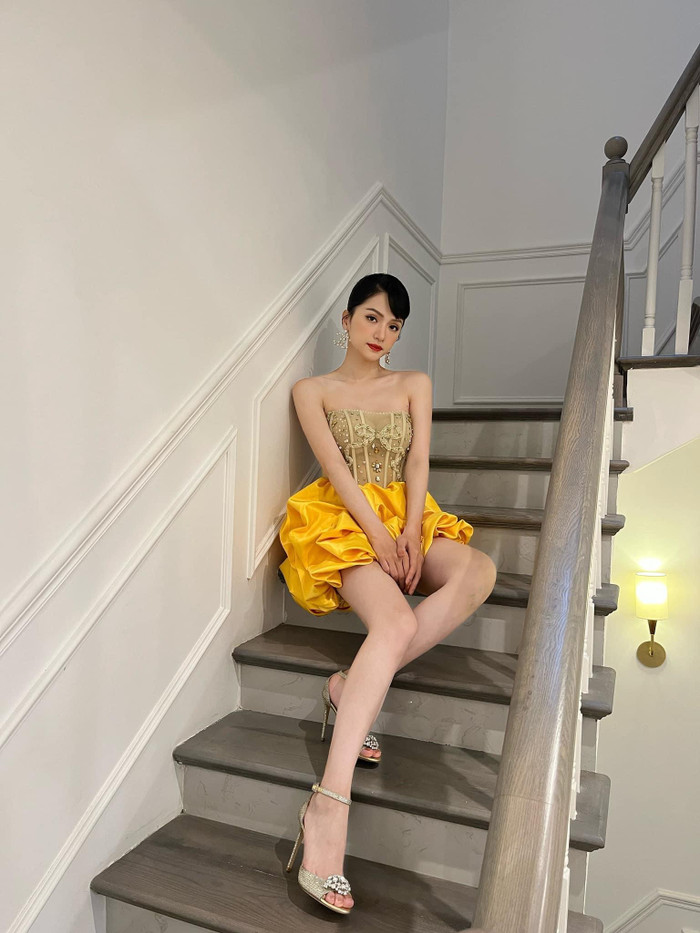 Hương Giang đăng tải khoảnh khắc xinh đẹp với đôi chân dài miên man khi diện chiếc váy ngắn khoe vai trần. 