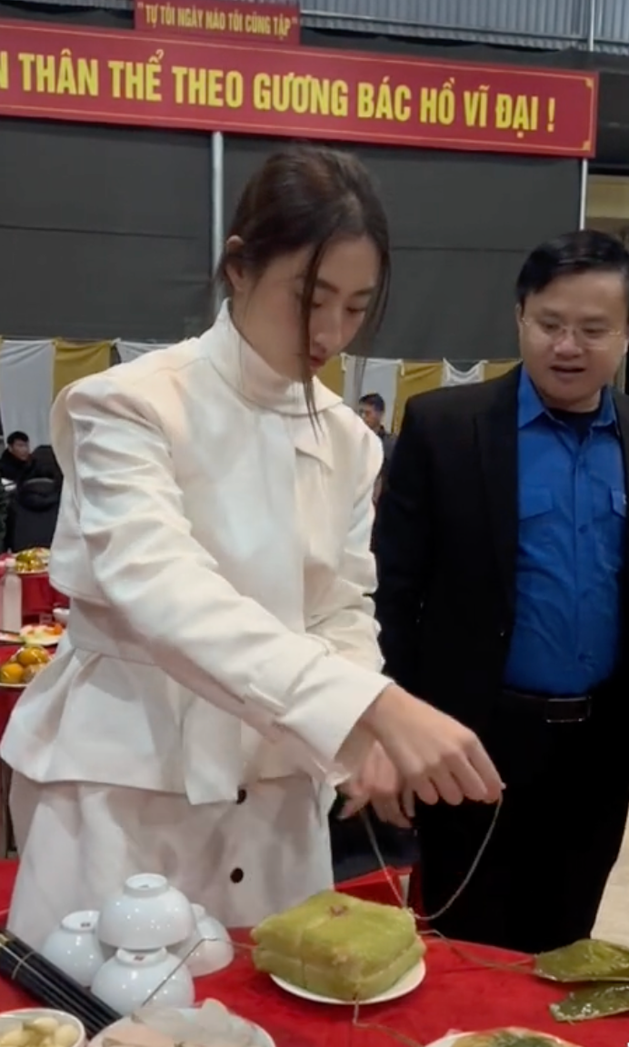 Lương Thuỳ Linh trổ tài cắt bánh chưng bằng dây khéo léo: Đẹp người, đẹp nết! Ảnh 1
