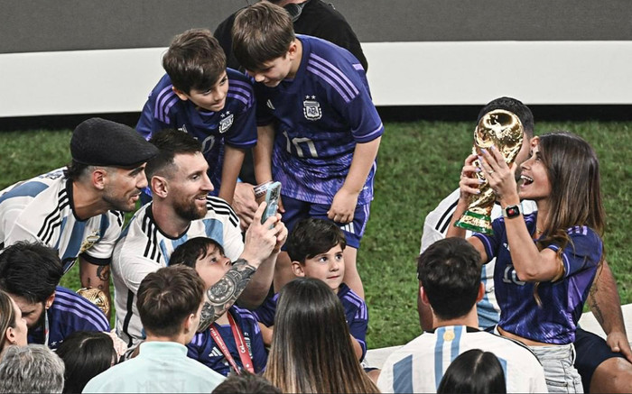 Messi gây sốt với cảnh cưng chiều vợ trong thời điểm vinh quang nhất cuộc đời Ảnh 2