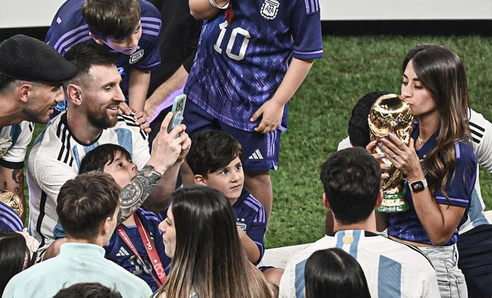 Messi tự tay chụp ảnh cho vợ ăn mừng Cúp vàng thế giới.