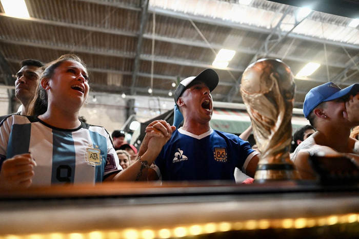 Họ vỡ oà khi Messi ghi bàn.