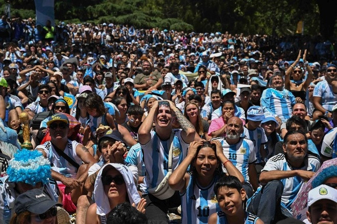 Họ ôm đầu lo lắng sao khi Mbappe ghi bàn gỡ hoà cho Pháp.