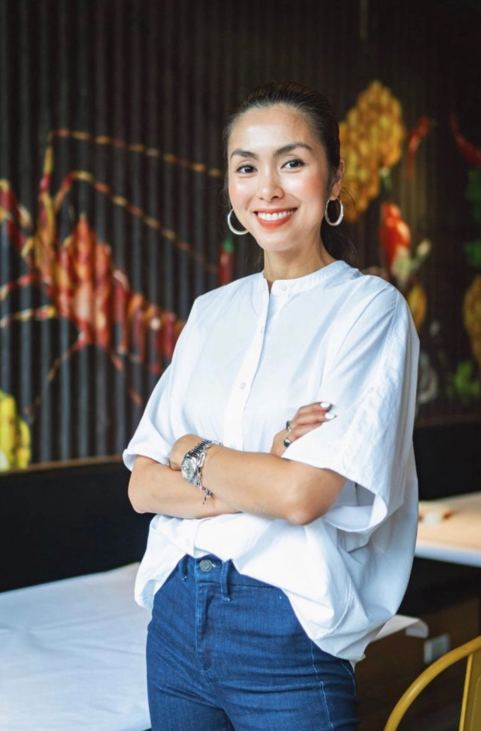 Kể từ khi kết hôn với Louis Nguyễn, Hà Tăng đã rút lui khỏi làng giải trí để tập trung chăm sóc gia đình và lo công việc kinh doanh.