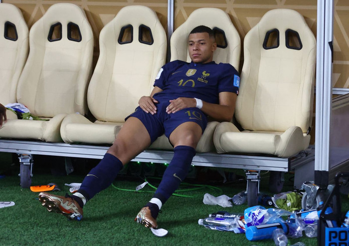 Ngôi sao Mbappe buồn bã sau trận chung kết.