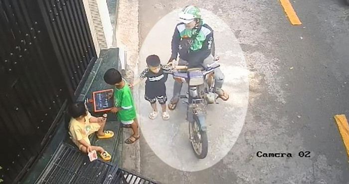 Thanh niên lột lấy vàng trên tay cậu bé 4 tuổi. (Ảnh: Cắt từ clip - PLO)