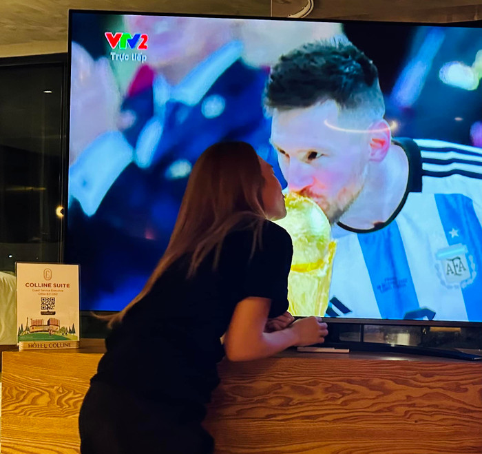 Mỹ Tâm 'hôn' Messi qua màn hình.