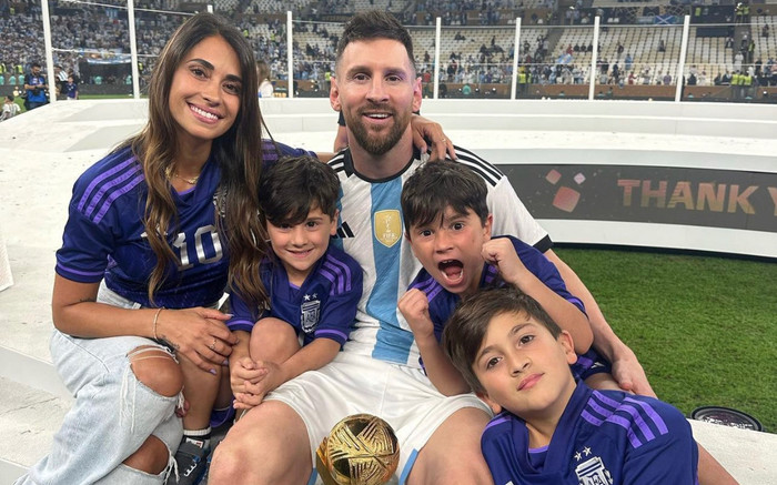 Con trai Messi thần tượng Ronaldo phản ứng gì khi cầm HCV World Cup của bố? Ảnh 2