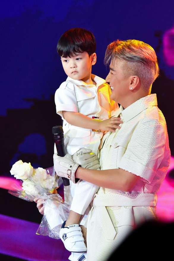 Kể từ khi Đàm Vĩnh Hưng công khai con đầu lòng, cuộc sống của anh cùng nhóc tì Polo Huỳnh luôn nhận được sự quan tâm của cộng đồng mạng. 