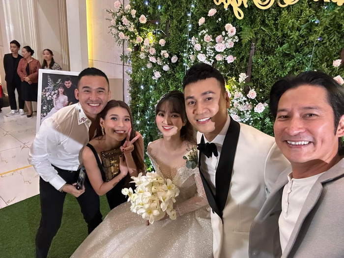 Cặp đôi cũng tổ chức lễ cưới tại một nhà hàng sang trọng ở TP.HCM với khoảng 400 khách mời. Nhiều nghệ sĩ nổi tiếng như NSƯT Thành Lộc, Đại Nghĩa, Lê Phương, Mâu Thuỷ, Thúy Diễm - Lương Thế Thành, Huy Khánh, Nam Cường, Trương Minh Quốc Thái,... đã đến chung vui, chúc phúc cho vợ chồng Ngọc Thuận.