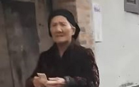 Bà nội vừa lĩnh lương hưu, đi khắp xóm tìm cháu để cho tiền Ảnh 2