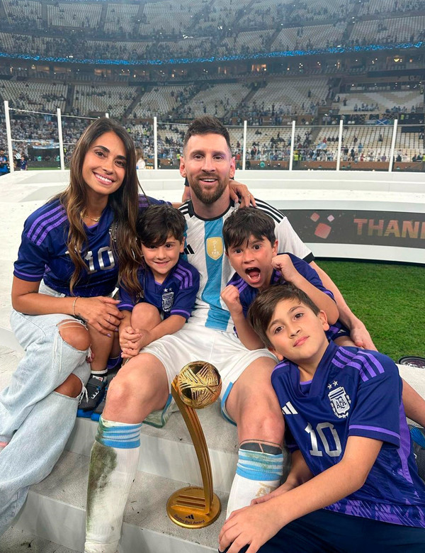 Chuyện tình yêu được ví như 'cổ tích giữa đời thường' của Messi và vợ người mẫu Ảnh 2