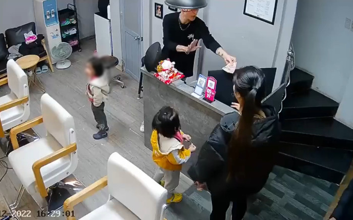 Bà lôi cả con lẫn cháu ra tiệm tóc vì 'cắt 3 sợi tóc' hết 150 nghìn và cái kết không thể ngượng hơn Ảnh 2