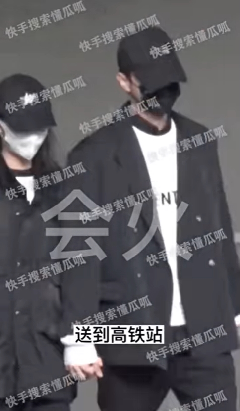 Hình ảnh Hứa Khải công khai nắm tay bạn gái. 