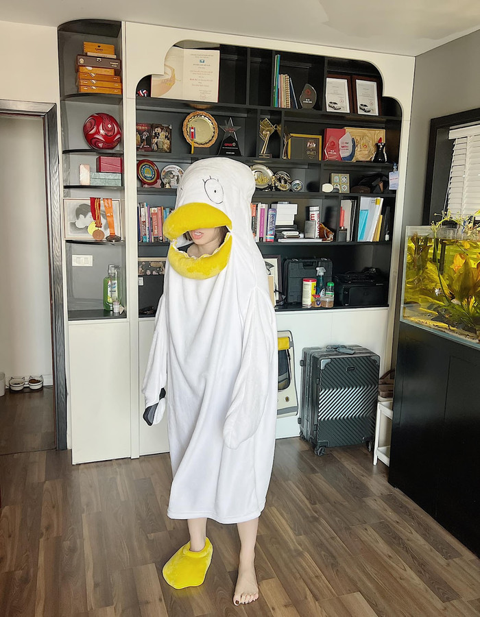 Ra ngoài chỉn chu xinh đẹp nhưng á hậu Phương Nga bị chồng “dìm hàng” không thương tiếc khi ở nhà