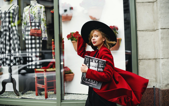 Tại sao giới nhà giàu Mỹ đổ xô sang châu Âu mua sắm hàng xa xỉ? Ảnh 2