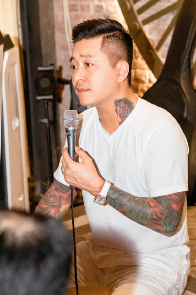 Là một fan bóng đá lâu năm, Tuấn Hưng như bao khán giả khác hoà mình trong sức nóng mùa World Cup năm nay. 