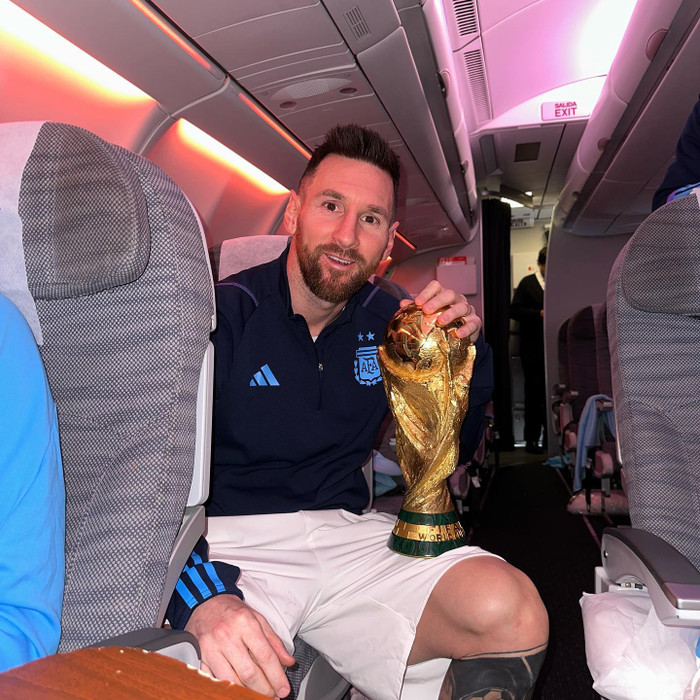 Messi đã lên đường về Argentina cùng Cúp vàng World Cup 2022.