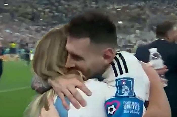 Người ôm Messi là Antonia Farías, - nữ đầu bếp của đội tuyển Argentina.
