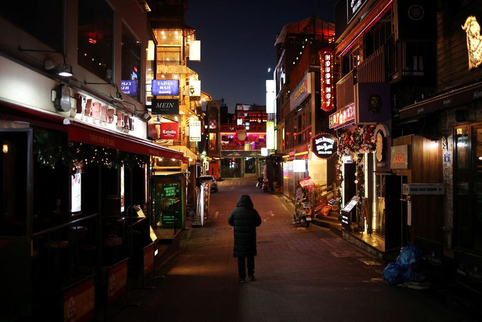 Khung cảnh vắng lặng như tờ tại một con ngõ ở Itaewon trước thềm Giáng sinh. (Ảnh: Reuters)