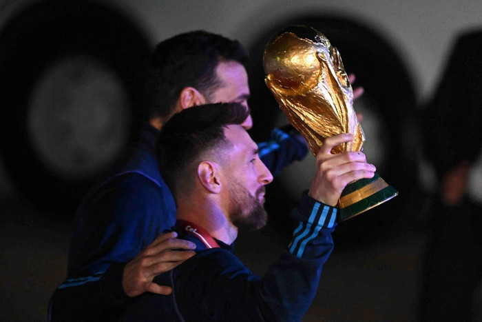 Ngôi sao Messi cầm Cúp vàng World Cup 2022 với nụ cười hạnh phúc trước hàng chục nghìn người hâm mộ ở quê nhà đã thức xuyên đêm chờ anh về.