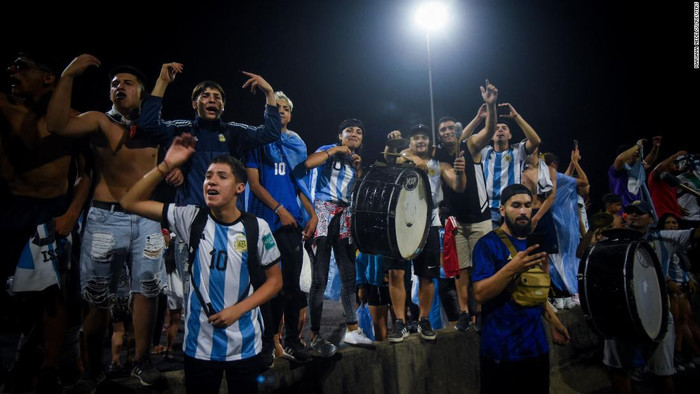 Đông đảo người hâm mộ Argentina đã chờ Messi và các đồng đội trở về quê nhà.