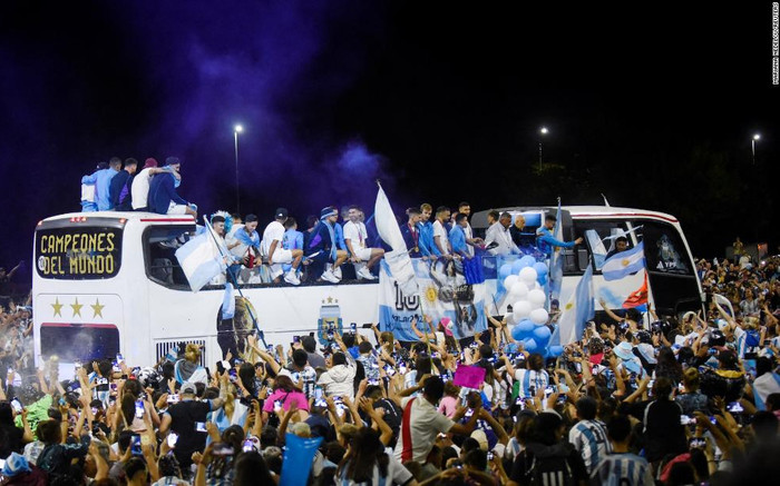 Cận cảnh người dân Argentina thức xuyên đêm mừng Messi mang Cúp vàng về quê nhà Ảnh 2
