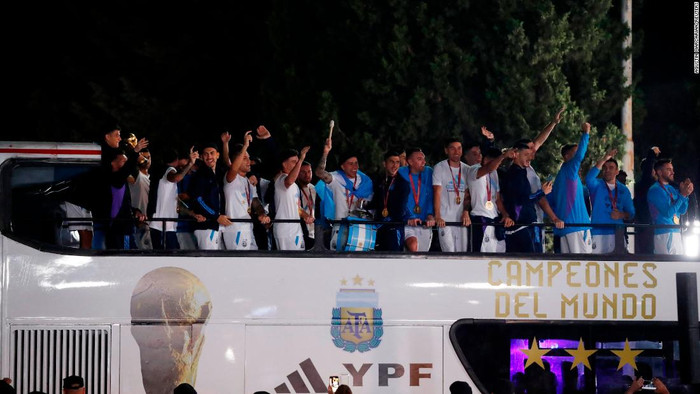 Các cầu thủ Argentina sung sướng trong vòng vây của người hâm mộ.
