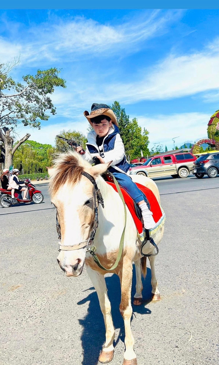 Cậu bé vào vai chú cao bồi cực bảnh trai, một mình ngồi trên ngựa mà không tỏ ra lúng túng, sợ sệt.