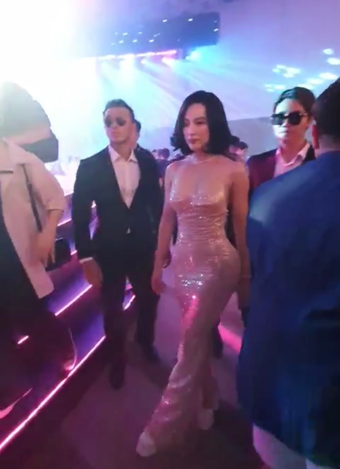 Sự xuất hiện của nữ diễn viên đã nhanh chóng tạo sự thu hút với mọi người xung quanh. Đi quanh Angela Phương Trinh là một dàn nghệ sĩ điển trai diện vest bảnh bao. 